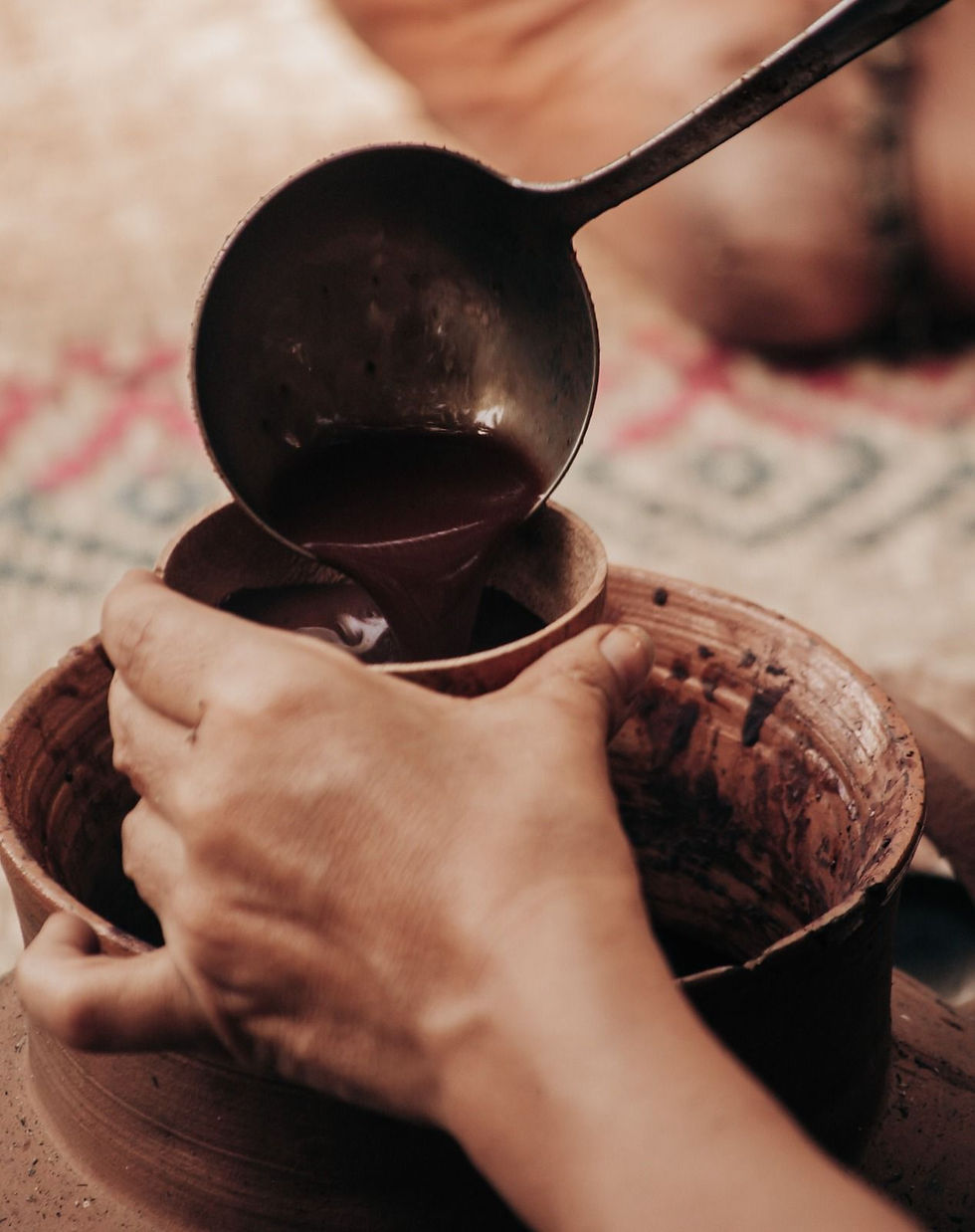 Ceremonia de cacao servido en una jicara