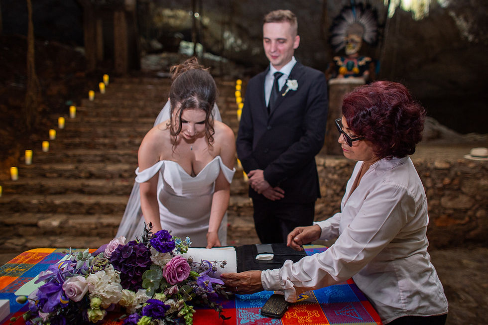La novia firmando los papeles de la ceremonia civil