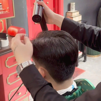bespoke barbering, bespokecoloring, bespoke home service, cắt tóc tận nơi, cắt tóc tận nhà, barber home service, cạo râu khăn nóng, barber, barbershop, tiệm tóc nam, cắt tóc nam, tiệm hớt tóc, hớt tóc nam, tóc nam đẹp, tiệm cắt tóc quận 3, tiệm tóc quận 10, tiệm tóc quận 5, tóc nam lịch sự, tóc nam cổ điển, cắt tóc, nhuộm tóc nam, uốn tóc, ép side