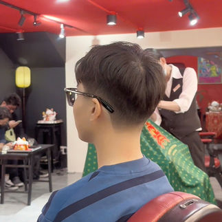 bespoke barbering, bespokecoloring, bespoke home service, cắt tóc tận nơi, cắt tóc tận nhà, barber home service, cạo râu khăn nóng, barber, barbershop, tiệm tóc nam, cắt tóc nam, tiệm hớt tóc, hớt tóc nam, tóc nam đẹp, tiệm cắt tóc quận 3, tiệm tóc quận 10, tiệm tóc quận 5, tóc nam lịch sự, tóc nam cổ điển, cắt tóc, nhuộm tóc nam, uốn tóc, ép side