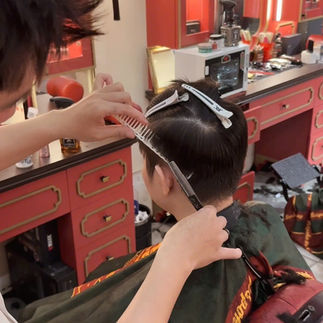 bespoke barbering, bespokecoloring, bespoke home service, cắt tóc tận nơi, cắt tóc tận nhà, barber home service, cạo râu khăn nóng, barber, barbershop, tiệm tóc nam, cắt tóc nam, tiệm hớt tóc, hớt tóc nam, tóc nam đẹp, tiệm cắt tóc quận 3, tiệm tóc quận 10, tiệm tóc quận 5, tóc nam lịch sự, tóc nam cổ điển, cắt tóc, nhuộm tóc nam, uốn tóc, ép side