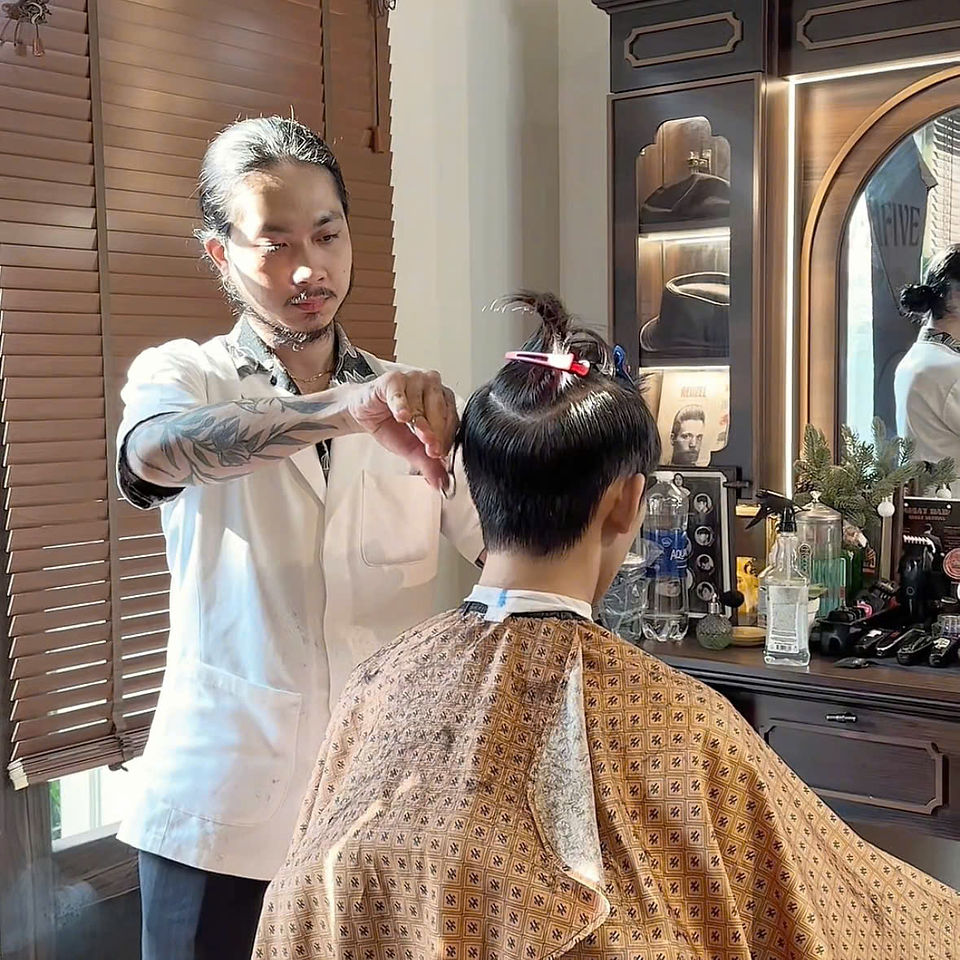 bespoke barbering, bespokecoloring, bespoke home service, cắt tóc tận nơi, cắt tóc tận nhà, barber home service, cạo râu khăn nóng, barber, barbershop, tiệm tóc nam, cắt tóc nam, tiệm hớt tóc, hớt tóc nam, tóc nam đẹp, tiệm cắt tóc quận 3, tiệm tóc quận 10, tiệm tóc quận 5, tóc nam lịch sự, tóc nam cổ điển, cắt tóc, nhuộm tóc nam, uốn tóc, ép side