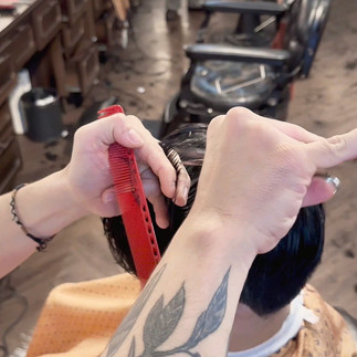 bespoke barbering, bespokecoloring, bespoke home service, cắt tóc tận nơi, cắt tóc tận nhà, barber home service, cạo râu khăn nóng, barber, barbershop, tiệm tóc nam, cắt tóc nam, tiệm hớt tóc, hớt tóc nam, tóc nam đẹp, tiệm cắt tóc quận 3, tiệm tóc quận 10, tiệm tóc quận 5, tóc nam lịch sự, tóc nam cổ điển, cắt tóc, nhuộm tóc nam, uốn tóc, ép side