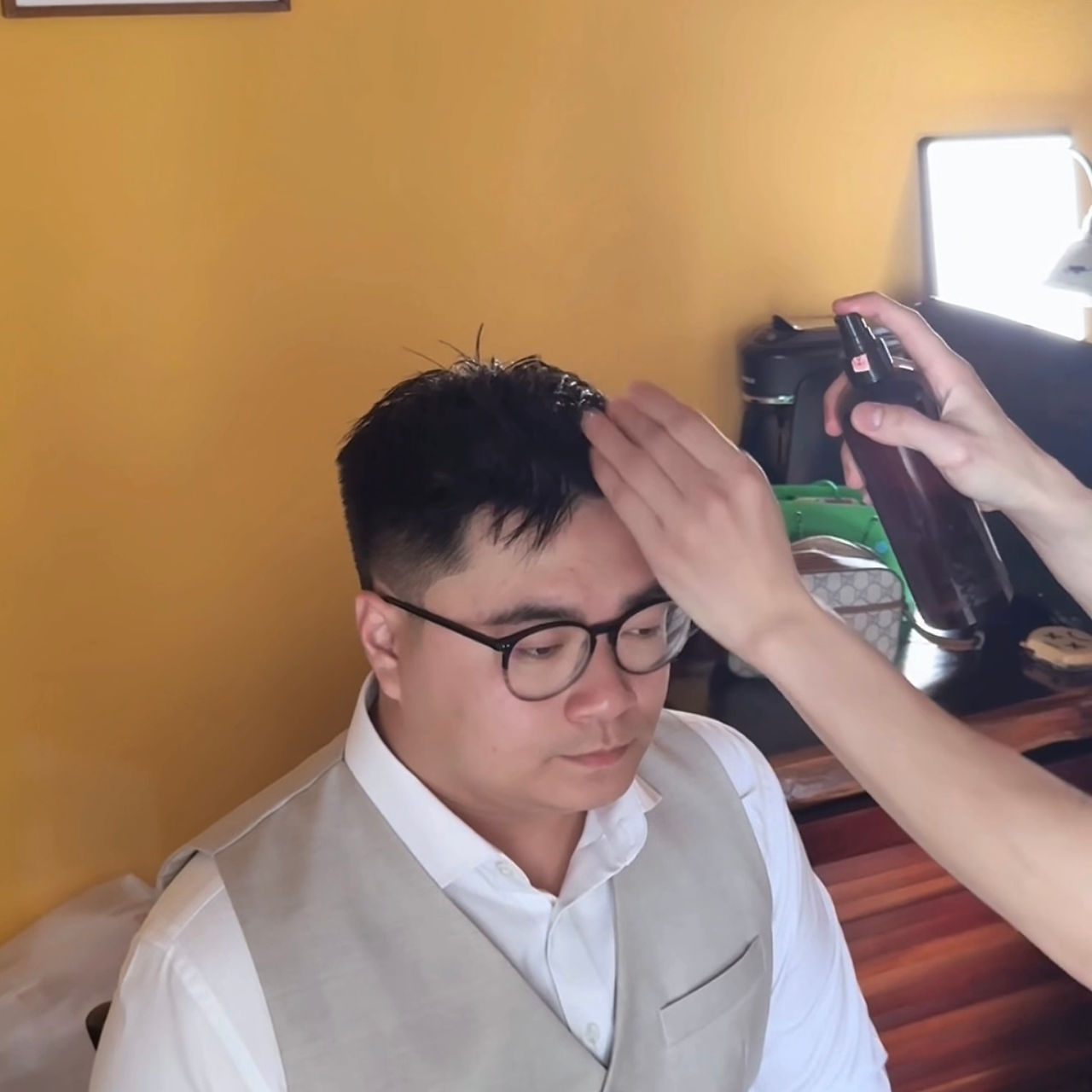 bespoke barbering, bespokecoloring, bespoke home service, cắt tóc tận nơi, cắt tóc tận nhà, barber home service, cạo râu khăn nóng, barber, barbershop, tiệm tóc nam, cắt tóc nam, tiệm hớt tóc, hớt tóc nam, tóc nam đẹp, tiệm cắt tóc quận 3, tiệm tóc quận 10, tiệm tóc quận 5, tóc nam lịch sự, tóc nam cổ điển, cắt tóc, nhuộm tóc nam, uốn tóc, ép side