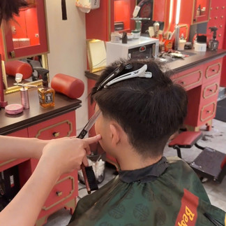 bespoke barbering, bespokecoloring, bespoke home service, cắt tóc tận nơi, cắt tóc tận nhà, barber home service, cạo râu khăn nóng, barber, barbershop, tiệm tóc nam, cắt tóc nam, tiệm hớt tóc, hớt tóc nam, tóc nam đẹp, tiệm cắt tóc quận 3, tiệm tóc quận 10, tiệm tóc quận 5, tóc nam lịch sự, tóc nam cổ điển, cắt tóc, nhuộm tóc nam, uốn tóc, ép side