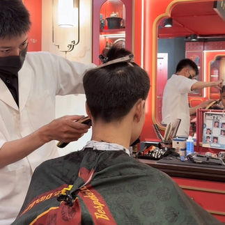 bespoke barbering, bespokecoloring, bespoke home service, cắt tóc tận nơi, cắt tóc tận nhà, barber home service, cạo râu khăn nóng, barber, barbershop, tiệm tóc nam, cắt tóc nam, tiệm hớt tóc, hớt tóc nam, tóc nam đẹp, tiệm cắt tóc quận 3, tiệm tóc quận 10, tiệm tóc quận 5, tóc nam lịch sự, tóc nam cổ điển, cắt tóc, nhuộm tóc nam, uốn tóc, ép side