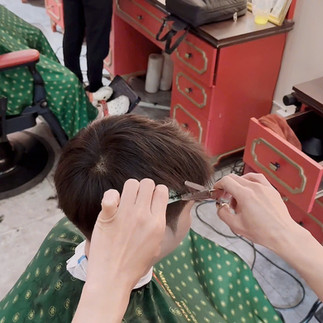 bespoke barbering, bespokecoloring, bespoke home service, cắt tóc tận nơi, cắt tóc tận nhà, barber home service, cạo râu khăn nóng, barber, barbershop, tiệm tóc nam, cắt tóc nam, tiệm hớt tóc, hớt tóc nam, tóc nam đẹp, tiệm cắt tóc quận 3, tiệm tóc quận 10, tiệm tóc quận 5, tóc nam lịch sự, tóc nam cổ điển, cắt tóc, nhuộm tóc nam, uốn tóc, ép side