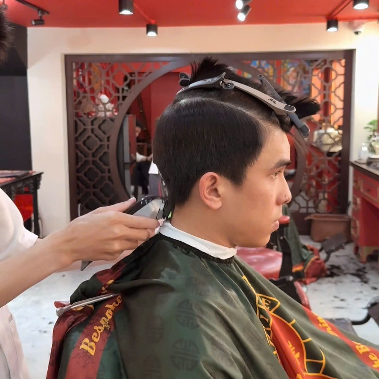 bespoke barbering, bespokecoloring, bespoke home service, cắt tóc tận nơi, cắt tóc tận nhà, barber home service, cạo râu khăn nóng, barber, barbershop, tiệm tóc nam, cắt tóc nam, tiệm hớt tóc, hớt tóc nam, tóc nam đẹp, tiệm cắt tóc quận 3, tiệm tóc quận 10, tiệm tóc quận 5, tóc nam lịch sự, tóc nam cổ điển, cắt tóc, nhuộm tóc nam, uốn tóc, ép side