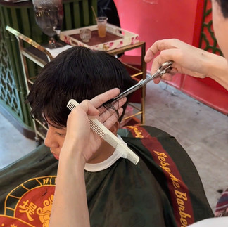 bespoke barbering, bespokecoloring, bespoke home service, cắt tóc tận nơi, cắt tóc tận nhà, barber home service, cạo râu khăn nóng, barber, barbershop, tiệm tóc nam, cắt tóc nam, tiệm hớt tóc, hớt tóc nam, tóc nam đẹp, tiệm cắt tóc quận 3, tiệm tóc quận 10, tiệm tóc quận 5, tóc nam lịch sự, tóc nam cổ điển, cắt tóc, nhuộm tóc nam, uốn tóc, ép side