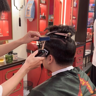 bespoke barbering, bespokecoloring, bespoke home service, cắt tóc tận nơi, cắt tóc tận nhà, barber home service, cạo râu khăn nóng, barber, barbershop, tiệm tóc nam, cắt tóc nam, tiệm hớt tóc, hớt tóc nam, tóc nam đẹp, tiệm cắt tóc quận 3, tiệm tóc quận 10, tiệm tóc quận 5, tóc nam lịch sự, tóc nam cổ điển, cắt tóc, nhuộm tóc nam, uốn tóc, ép side