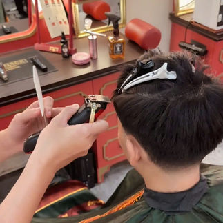 bespoke barbering, bespokecoloring, bespoke home service, cắt tóc tận nơi, cắt tóc tận nhà, barber home service, cạo râu khăn nóng, barber, barbershop, tiệm tóc nam, cắt tóc nam, tiệm hớt tóc, hớt tóc nam, tóc nam đẹp, tiệm cắt tóc quận 3, tiệm tóc quận 10, tiệm tóc quận 5, tóc nam lịch sự, tóc nam cổ điển, cắt tóc, nhuộm tóc nam, uốn tóc, ép side
