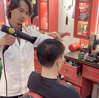 bespoke barbering, bespokecoloring, bespoke home service, cắt tóc tận nơi, cắt tóc tận nhà, barber home service, cạo râu khăn nóng, barber, barbershop, tiệm tóc nam, cắt tóc nam, tiệm hớt tóc, hớt tóc nam, tóc nam đẹp, tiệm cắt tóc quận 3, tiệm tóc quận 10, tiệm tóc quận 5, tóc nam lịch sự, tóc nam cổ điển, cắt tóc, nhuộm tóc nam, uốn tóc, ép side