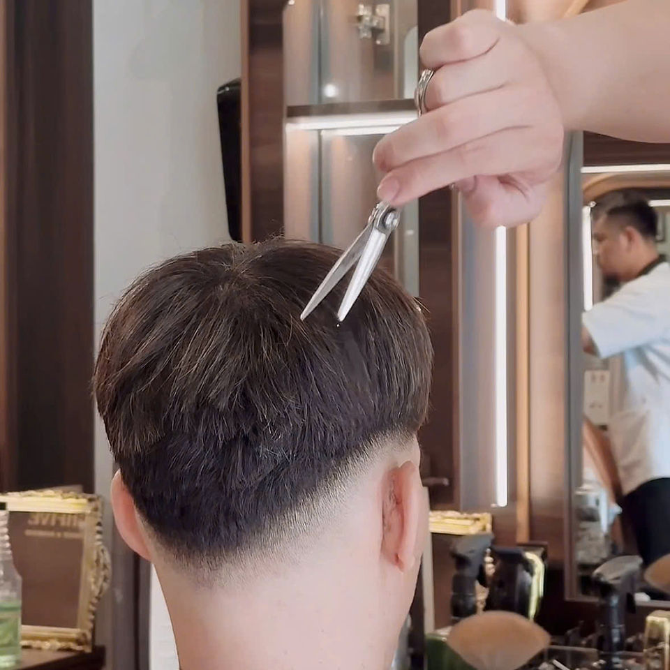 bespoke barbering, bespokecoloring, bespoke home service, cắt tóc tận nơi, cắt tóc tận nhà, barber home service, cạo râu khăn nóng, barber, barbershop, tiệm tóc nam, cắt tóc nam, tiệm hớt tóc, hớt tóc nam, tóc nam đẹp, tiệm cắt tóc quận 3, tiệm tóc quận 10, tiệm tóc quận 5, tóc nam lịch sự, tóc nam cổ điển, cắt tóc, nhuộm tóc nam, uốn tóc, ép side