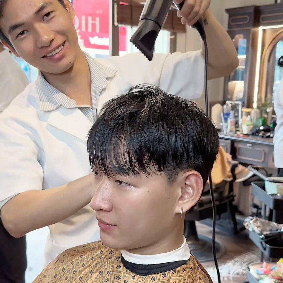 bespoke barbering, bespokecoloring, bespoke home service, cắt tóc tận nơi, cắt tóc tận nhà, barber home service, cạo râu khăn nóng, barber, barbershop, tiệm tóc nam, cắt tóc nam, tiệm hớt tóc, hớt tóc nam, tóc nam đẹp, tiệm cắt tóc quận 3, tiệm tóc quận 10, tiệm tóc quận 5, tóc nam lịch sự, tóc nam cổ điển, cắt tóc, nhuộm tóc nam, uốn tóc, ép side
