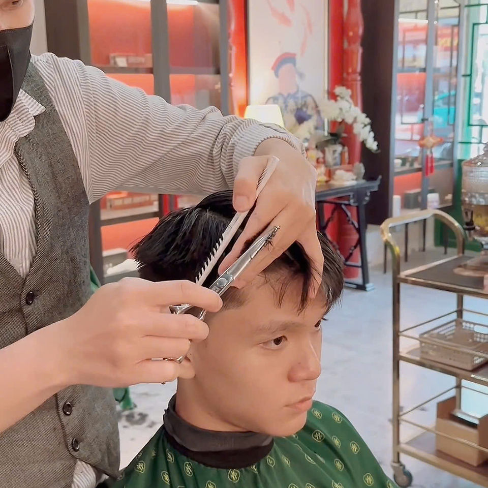 bespoke barbering, bespokecoloring, bespoke home service, cắt tóc tận nơi, cắt tóc tận nhà, barber home service, cạo râu khăn nóng, barber, barbershop, tiệm tóc nam, cắt tóc nam, tiệm hớt tóc, hớt tóc nam, tóc nam đẹp, tiệm cắt tóc quận 3, tiệm tóc quận 10, tiệm tóc quận 5, tóc nam lịch sự, tóc nam cổ điển, cắt tóc, nhuộm tóc nam, uốn tóc, ép side