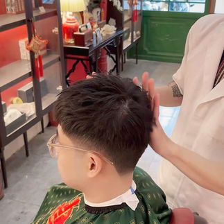 bespoke barbering, bespokecoloring, bespoke home service, cắt tóc tận nơi, cắt tóc tận nhà, barber home service, cạo râu khăn nóng, barber, barbershop, tiệm tóc nam, cắt tóc nam, tiệm hớt tóc, hớt tóc nam, tóc nam đẹp, tiệm cắt tóc quận 3, tiệm tóc quận 10, tiệm tóc quận 5, tóc nam lịch sự, tóc nam cổ điển, cắt tóc, nhuộm tóc nam, uốn tóc, ép side