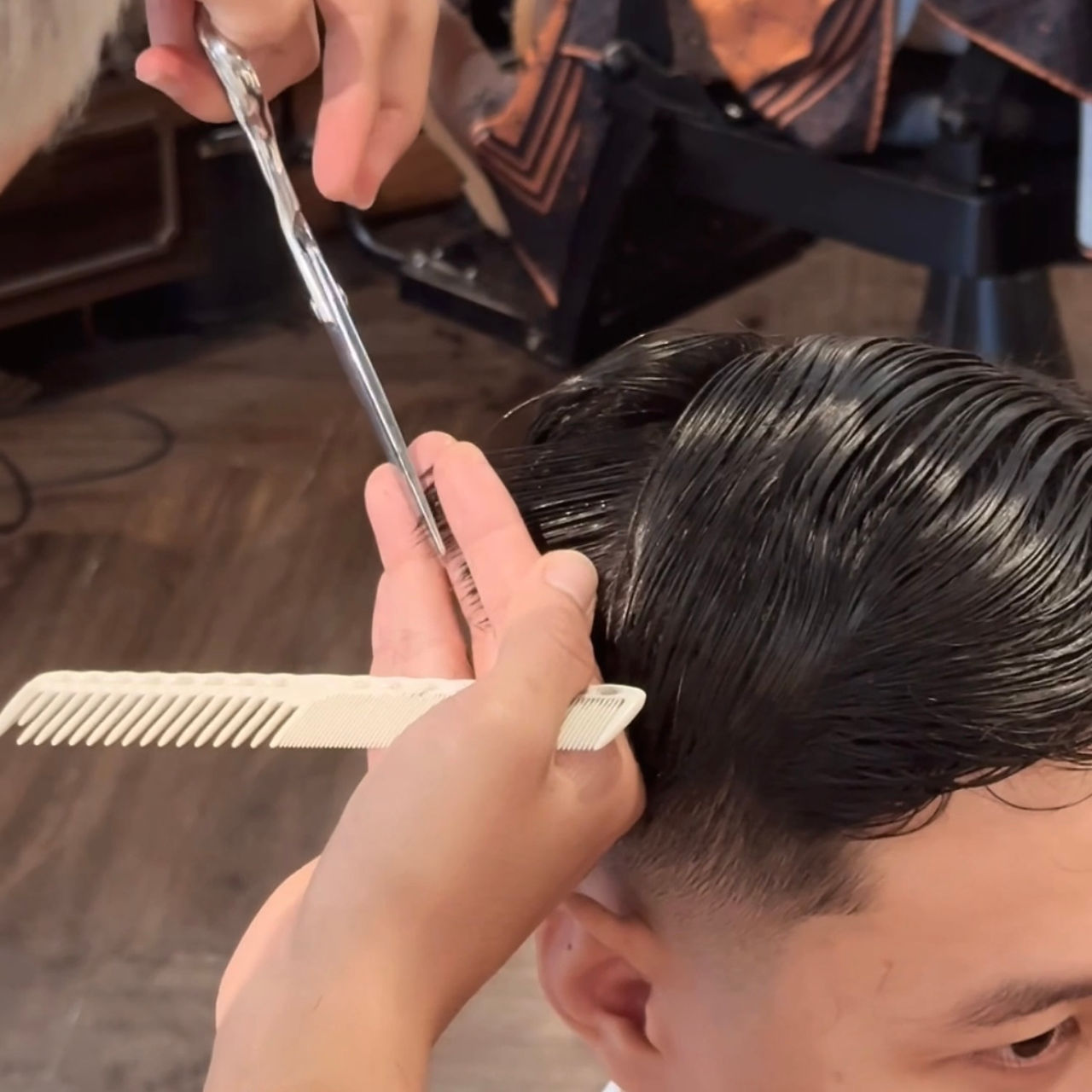 bespoke barbering, bespokecoloring, bespoke home service, cắt tóc tận nơi, cắt tóc tận nhà, barber home service, cạo râu khăn nóng, barber, barbershop, tiệm tóc nam, cắt tóc nam, tiệm hớt tóc, hớt tóc nam, tóc nam đẹp, tiệm cắt tóc quận 3, tiệm tóc quận 10, tiệm tóc quận 5, tóc nam lịch sự, tóc nam cổ điển, cắt tóc, nhuộm tóc nam, uốn tóc, ép side