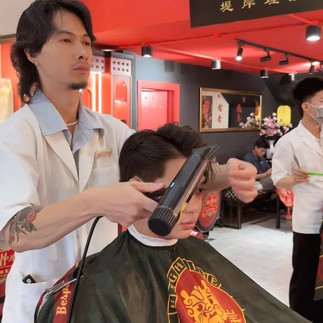 bespoke barbering, bespokecoloring, bespoke home service, cắt tóc tận nơi, cắt tóc tận nhà, barber home service, cạo râu khăn nóng, barber, barbershop, tiệm tóc nam, cắt tóc nam, tiệm hớt tóc, hớt tóc nam, tóc nam đẹp, tiệm cắt tóc quận 3, tiệm tóc quận 10, tiệm tóc quận 5, tóc nam lịch sự, tóc nam cổ điển, cắt tóc, nhuộm tóc nam, uốn tóc, ép side