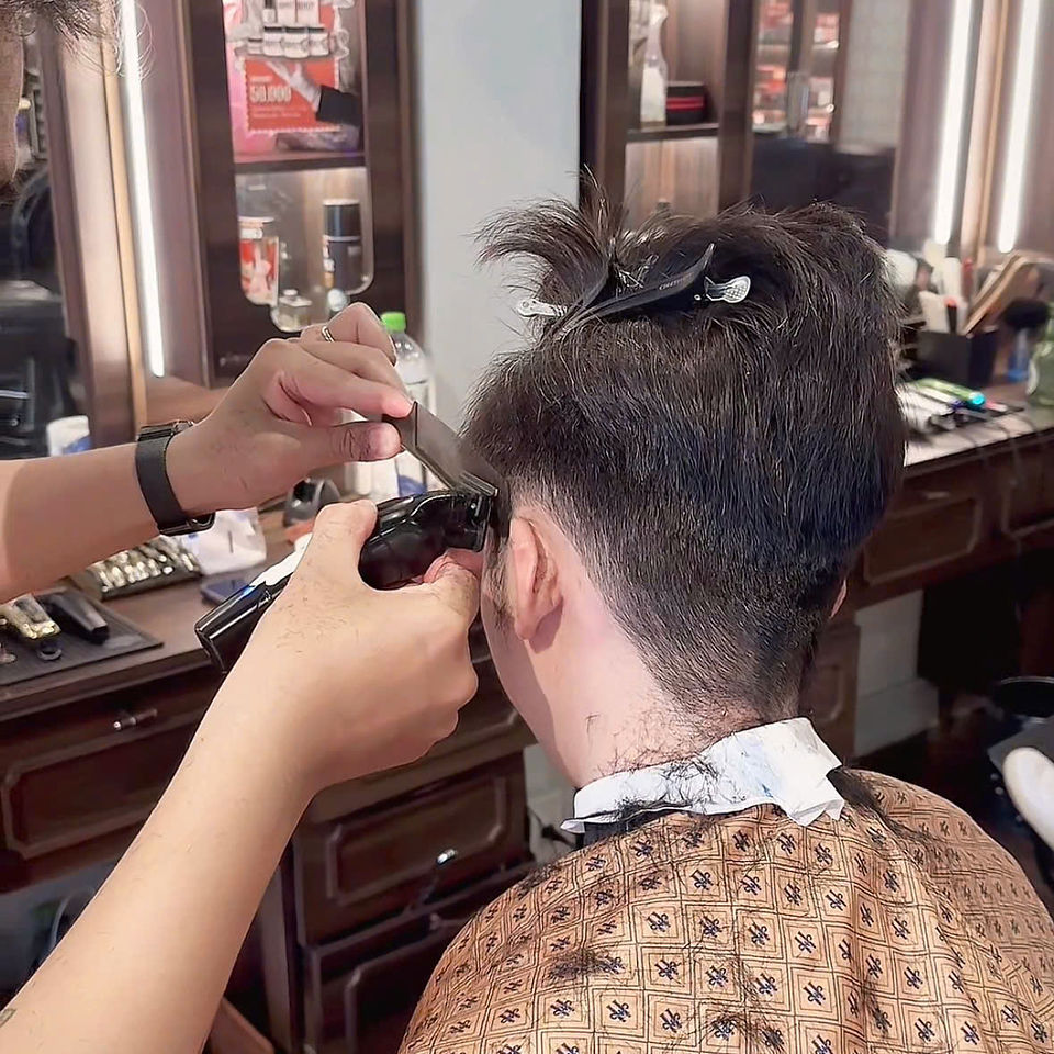 bespoke barbering, bespokecoloring, bespoke home service, cắt tóc tận nơi, cắt tóc tận nhà, barber home service, cạo râu khăn nóng, barber, barbershop, tiệm tóc nam, cắt tóc nam, tiệm hớt tóc, hớt tóc nam, tóc nam đẹp, tiệm cắt tóc quận 3, tiệm tóc quận 10, tiệm tóc quận 5, tóc nam lịch sự, tóc nam cổ điển, cắt tóc, nhuộm tóc nam, uốn tóc, ép side