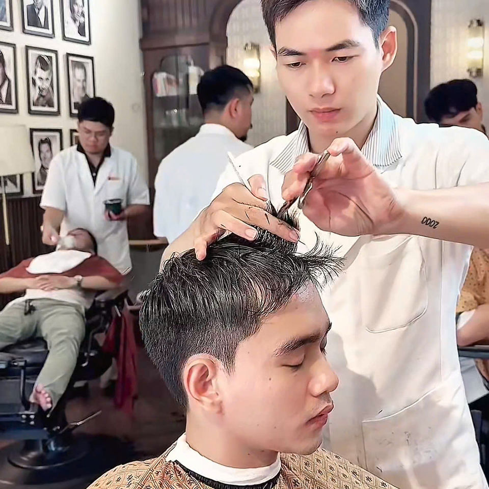 bespoke barbering, bespokecoloring, bespoke home service, cắt tóc tận nơi, cắt tóc tận nhà, barber home service, cạo râu khăn nóng, barber, barbershop, tiệm tóc nam, cắt tóc nam, tiệm hớt tóc, hớt tóc nam, tóc nam đẹp, tiệm cắt tóc quận 3, tiệm tóc quận 10, tiệm tóc quận 5, tóc nam lịch sự, tóc nam cổ điển, cắt tóc, nhuộm tóc nam, uốn tóc, ép side