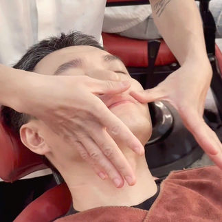 bespoke barbering, bespokecoloring, bespoke home service, cắt tóc tận nơi, cắt tóc tận nhà, barber home service, cạo râu khăn nóng, barber, barbershop, tiệm tóc nam, cắt tóc nam, tiệm hớt tóc, hớt tóc nam, tóc nam đẹp, tiệm cắt tóc quận 3, tiệm tóc quận 10, tiệm tóc quận 5, tóc nam lịch sự, tóc nam cổ điển, cắt tóc, nhuộm tóc nam, uốn tóc, ép side