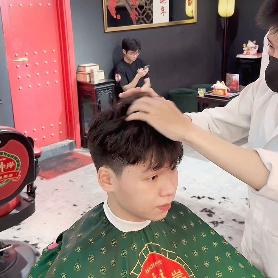 bespoke barbering, bespokecoloring, bespoke home service, cắt tóc tận nơi, cắt tóc tận nhà, barber home service, cạo râu khăn nóng, barber, barbershop, tiệm tóc nam, cắt tóc nam, tiệm hớt tóc, hớt tóc nam, tóc nam đẹp, tiệm cắt tóc quận 3, tiệm tóc quận 10, tiệm tóc quận 5, tóc nam lịch sự, tóc nam cổ điển, cắt tóc, nhuộm tóc nam, uốn tóc, ép side