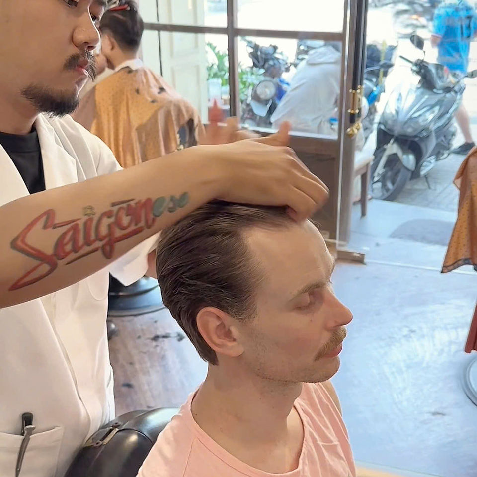bespoke barbering, bespokecoloring, bespoke home service, cắt tóc tận nơi, cắt tóc tận nhà, barber home service, cạo râu khăn nóng, barber, barbershop, tiệm tóc nam, cắt tóc nam, tiệm hớt tóc, hớt tóc nam, tóc nam đẹp, tiệm cắt tóc quận 3, tiệm tóc quận 10, tiệm tóc quận 5, tóc nam lịch sự, tóc nam cổ điển, cắt tóc, nhuộm tóc nam, uốn tóc, ép side
