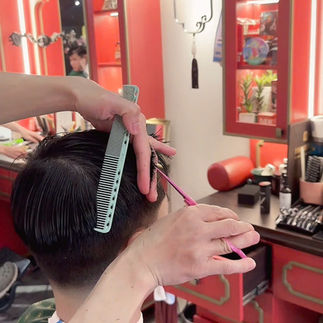 bespoke barbering, bespokecoloring, bespoke home service, cắt tóc tận nơi, cắt tóc tận nhà, barber home service, cạo râu khăn nóng, barber, barbershop, tiệm tóc nam, cắt tóc nam, tiệm hớt tóc, hớt tóc nam, tóc nam đẹp, tiệm cắt tóc quận 3, tiệm tóc quận 10, tiệm tóc quận 5, tóc nam lịch sự, tóc nam cổ điển, cắt tóc, nhuộm tóc nam, uốn tóc, ép side