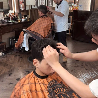bespoke barbering, bespokecoloring, bespoke home service, cắt tóc tận nơi, cắt tóc tận nhà, barber home service, cạo râu khăn nóng, barber, barbershop, tiệm tóc nam, cắt tóc nam, tiệm hớt tóc, hớt tóc nam, tóc nam đẹp, tiệm cắt tóc quận 3, tiệm tóc quận 10, tiệm tóc quận 5, tóc nam lịch sự, tóc nam cổ điển, cắt tóc, nhuộm tóc nam, uốn tóc, ép side