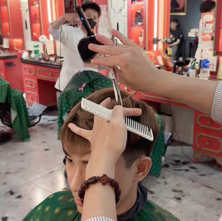 bespoke barbering, bespokecoloring, bespoke home service, cắt tóc tận nơi, cắt tóc tận nhà, barber home service, cạo râu khăn nóng, barber, barbershop, tiệm tóc nam, cắt tóc nam, tiệm hớt tóc, hớt tóc nam, tóc nam đẹp, tiệm cắt tóc quận 3, tiệm tóc quận 10, tiệm tóc quận 5, tóc nam lịch sự, tóc nam cổ điển, cắt tóc, nhuộm tóc nam, uốn tóc, ép side