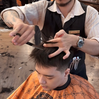 bespoke barbering, bespokecoloring, bespoke home service, cắt tóc tận nơi, cắt tóc tận nhà, barber home service, cạo râu khăn nóng, barber, barbershop, tiệm tóc nam, cắt tóc nam, tiệm hớt tóc, hớt tóc nam, tóc nam đẹp, tiệm cắt tóc quận 3, tiệm tóc quận 10, tiệm tóc quận 5, tóc nam lịch sự, tóc nam cổ điển, cắt tóc, nhuộm tóc nam, uốn tóc, ép side