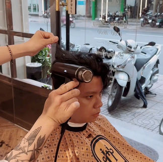 bespoke barbering, bespokecoloring, bespoke home service, cắt tóc tận nơi, cắt tóc tận nhà, barber home service, cạo râu khăn nóng, barber, barbershop, tiệm tóc nam, cắt tóc nam, tiệm hớt tóc, hớt tóc nam, tóc nam đẹp, tiệm cắt tóc quận 3, tiệm tóc quận 10, tiệm tóc quận 5, tóc nam lịch sự, tóc nam cổ điển, cắt tóc, nhuộm tóc nam, uốn tóc, ép side
