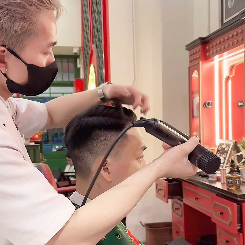 bespoke barbering, bespokecoloring, bespoke home service, cắt tóc tận nơi, cắt tóc tận nhà, barber home service, cạo râu khăn nóng, barber, barbershop, tiệm tóc nam, cắt tóc nam, tiệm hớt tóc, hớt tóc nam, tóc nam đẹp, tiệm cắt tóc quận 3, tiệm tóc quận 10, tiệm tóc quận 5, tóc nam lịch sự, tóc nam cổ điển, cắt tóc, nhuộm tóc nam, uốn tóc, ép side