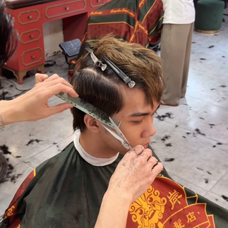 bespoke barbering, bespokecoloring, bespoke home service, cắt tóc tận nơi, cắt tóc tận nhà, barber home service, cạo râu khăn nóng, barber, barbershop, tiệm tóc nam, cắt tóc nam, tiệm hớt tóc, hớt tóc nam, tóc nam đẹp, tiệm cắt tóc quận 3, tiệm tóc quận 10, tiệm tóc quận 5, tóc nam lịch sự, tóc nam cổ điển, cắt tóc, nhuộm tóc nam, uốn tóc, ép side