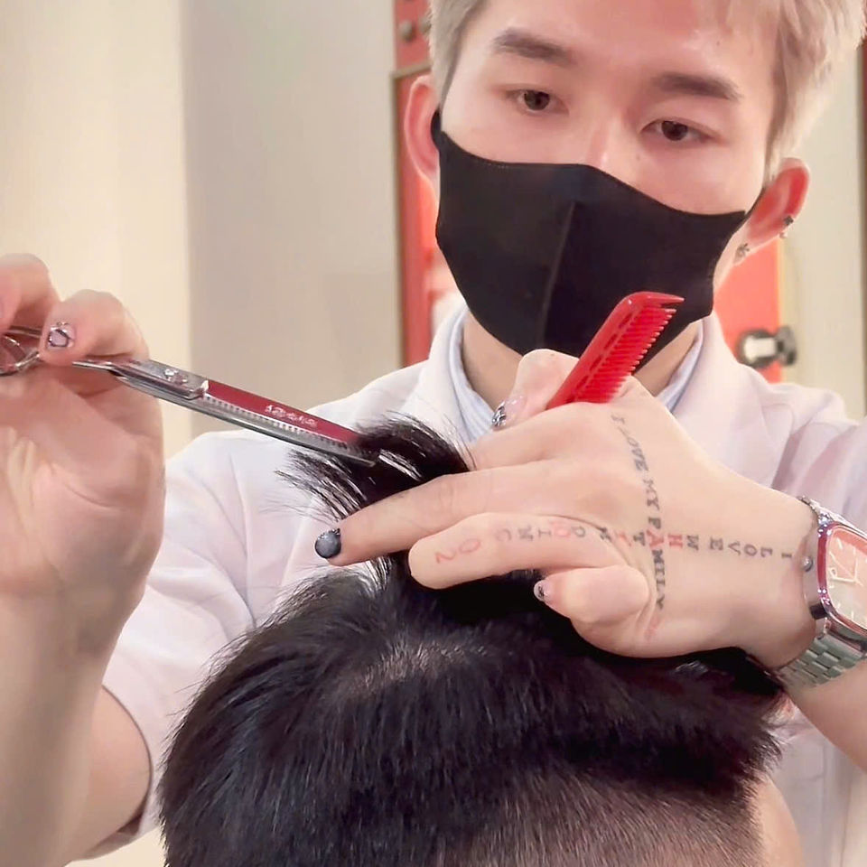 bespoke barbering, bespokecoloring, bespoke home service, cắt tóc tận nơi, cắt tóc tận nhà, barber home service, cạo râu khăn nóng, barber, barbershop, tiệm tóc nam, cắt tóc nam, tiệm hớt tóc, hớt tóc nam, tóc nam đẹp, tiệm cắt tóc quận 3, tiệm tóc quận 10, tiệm tóc quận 5, tóc nam lịch sự, tóc nam cổ điển, cắt tóc, nhuộm tóc nam, uốn tóc, ép side