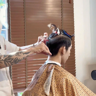 bespoke barbering, bespokecoloring, bespoke home service, cắt tóc tận nơi, cắt tóc tận nhà, barber home service, cạo râu khăn nóng, barber, barbershop, tiệm tóc nam, cắt tóc nam, tiệm hớt tóc, hớt tóc nam, tóc nam đẹp, tiệm cắt tóc quận 3, tiệm tóc quận 10, tiệm tóc quận 5, tóc nam lịch sự, tóc nam cổ điển, cắt tóc, nhuộm tóc nam, uốn tóc, ép side
