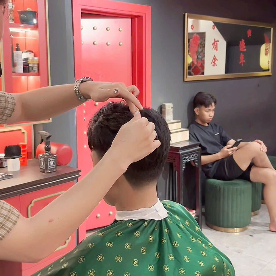 bespoke barbering, bespokecoloring, bespoke home service, cắt tóc tận nơi, cắt tóc tận nhà, barber home service, cạo râu khăn nóng, barber, barbershop, tiệm tóc nam, cắt tóc nam, tiệm hớt tóc, hớt tóc nam, tóc nam đẹp, tiệm cắt tóc quận 3, tiệm tóc quận 10, tiệm tóc quận 5, tóc nam lịch sự, tóc nam cổ điển, cắt tóc, nhuộm tóc nam, uốn tóc, ép side