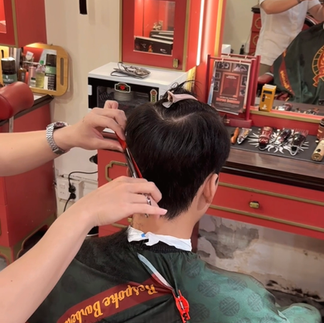 bespoke barbering, bespokecoloring, bespoke home service, cắt tóc tận nơi, cắt tóc tận nhà, barber home service, cạo râu khăn nóng, barber, barbershop, tiệm tóc nam, cắt tóc nam, tiệm hớt tóc, hớt tóc nam, tóc nam đẹp, tiệm cắt tóc quận 3, tiệm tóc quận 10, tiệm tóc quận 5, tóc nam lịch sự, tóc nam cổ điển, cắt tóc, nhuộm tóc nam, uốn tóc, ép side