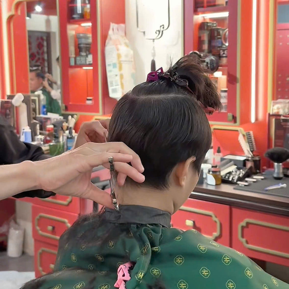 bespoke barbering, bespokecoloring, bespoke home service, cắt tóc tận nơi, cắt tóc tận nhà, barber home service, cạo râu khăn nóng, barber, barbershop, tiệm tóc nam, cắt tóc nam, tiệm hớt tóc, hớt tóc nam, tóc nam đẹp, tiệm cắt tóc quận 3, tiệm tóc quận 10, tiệm tóc quận 5, tóc nam lịch sự, tóc nam cổ điển, cắt tóc, nhuộm tóc nam, uốn tóc, ép side