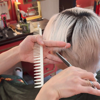 bespoke barbering, bespokecoloring, bespoke home service, cắt tóc tận nơi, cắt tóc tận nhà, barber home service, cạo râu khăn nóng, barber, barbershop, tiệm tóc nam, cắt tóc nam, tiệm hớt tóc, hớt tóc nam, tóc nam đẹp, tiệm cắt tóc quận 3, tiệm tóc quận 10, tiệm tóc quận 5, tóc nam lịch sự, tóc nam cổ điển, cắt tóc, nhuộm tóc nam, uốn tóc, ép side