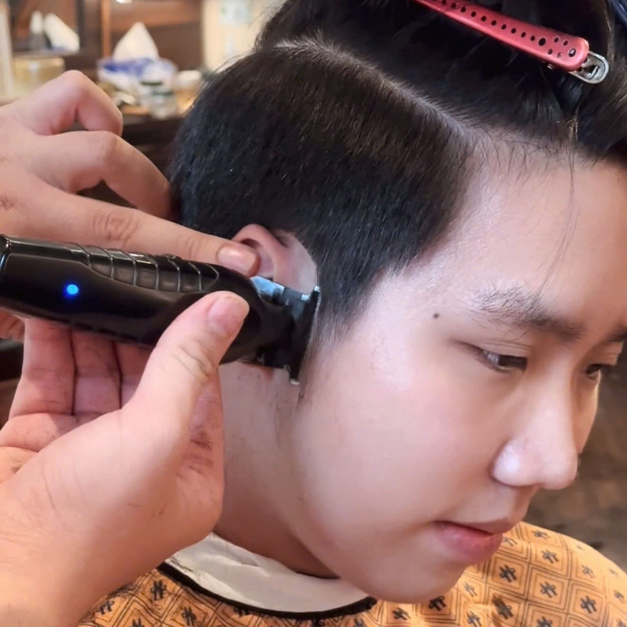 bespoke barbering, bespokecoloring, bespoke home service, cắt tóc tận nơi, cắt tóc tận nhà, barber home service, cạo râu khăn nóng, barber, barbershop, tiệm tóc nam, cắt tóc nam, tiệm hớt tóc, hớt tóc nam, tóc nam đẹp, tiệm cắt tóc quận 3, tiệm tóc quận 10, tiệm tóc quận 5, tóc nam lịch sự, tóc nam cổ điển, cắt tóc, nhuộm tóc nam, uốn tóc, ép side