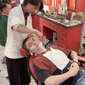 bespoke barbering, bespokecoloring, bespoke home service, cắt tóc tận nơi, cắt tóc tận nhà, barber home service, cạo râu khăn nóng, barber, barbershop, tiệm tóc nam, cắt tóc nam, tiệm hớt tóc, hớt tóc nam, tóc nam đẹp, tiệm cắt tóc quận 3, tiệm tóc quận 10, tiệm tóc quận 5, tóc nam lịch sự, tóc nam cổ điển, cắt tóc, nhuộm tóc nam, uốn tóc, ép side