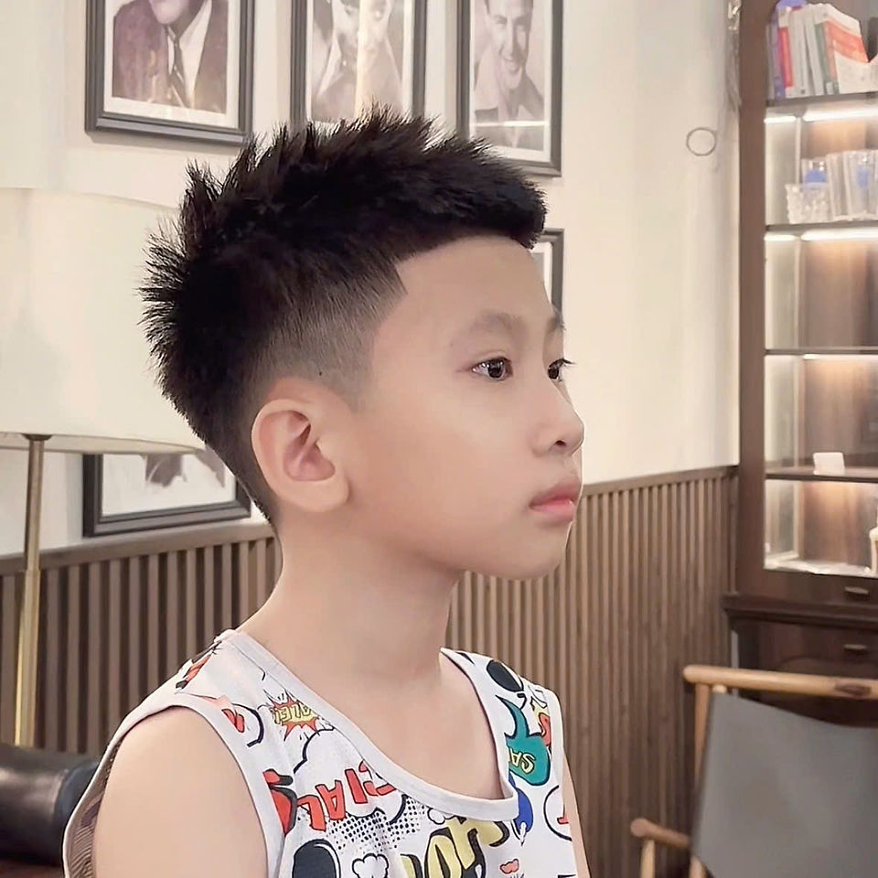 bespoke barbering, bespokecoloring, bespoke home service, cắt tóc tận nơi, cắt tóc tận nhà, barber home service, cạo râu khăn nóng, barber, barbershop, tiệm tóc nam, cắt tóc nam, tiệm hớt tóc, hớt tóc nam, tóc nam đẹp, tiệm cắt tóc quận 3, tiệm tóc quận 10, tiệm tóc quận 5, tóc nam lịch sự, tóc nam cổ điển, cắt tóc, nhuộm tóc nam, uốn tóc, ép side