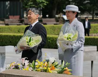 平和記念公園を訪れ、原爆慰霊碑に花を手向けられる天皇、皇后両陛下=19日午後、広島市中区