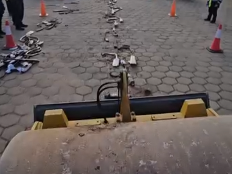 destrucción de caños de escape en colón
