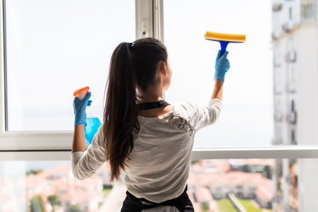 Wie putzen Sie Fenster richtig? Die besten Tipps und Tricks für glasklare Fenster