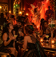 Art-Nouveau-Bar mit Feenkostümen und Absinthbrunnen.png