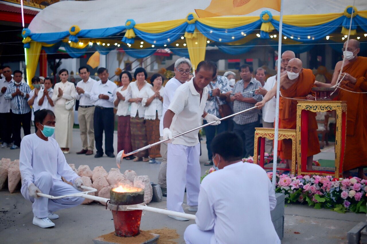 鑄佛儀式，共同祈願；Wat Bua Phan 寺院，2023年7月30日。