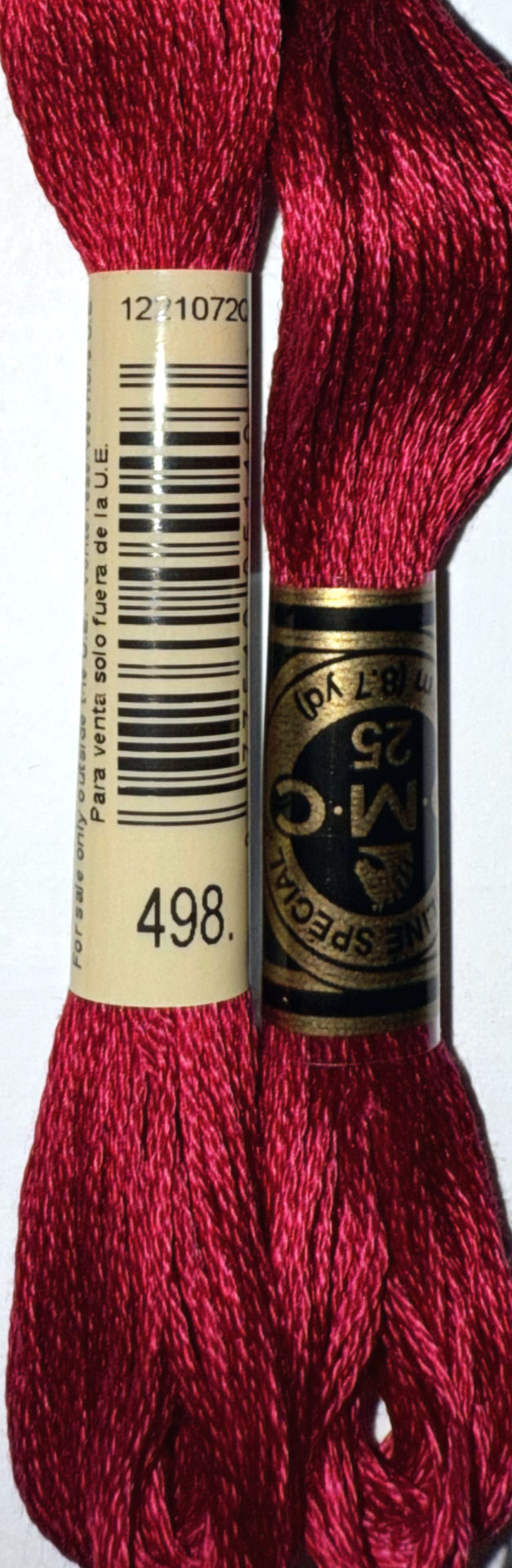DMC 498 embroidery floss close up, reading Para venta, M·C, 25, 18.7 yd.