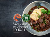 bord met aardappelen en vlees van wild